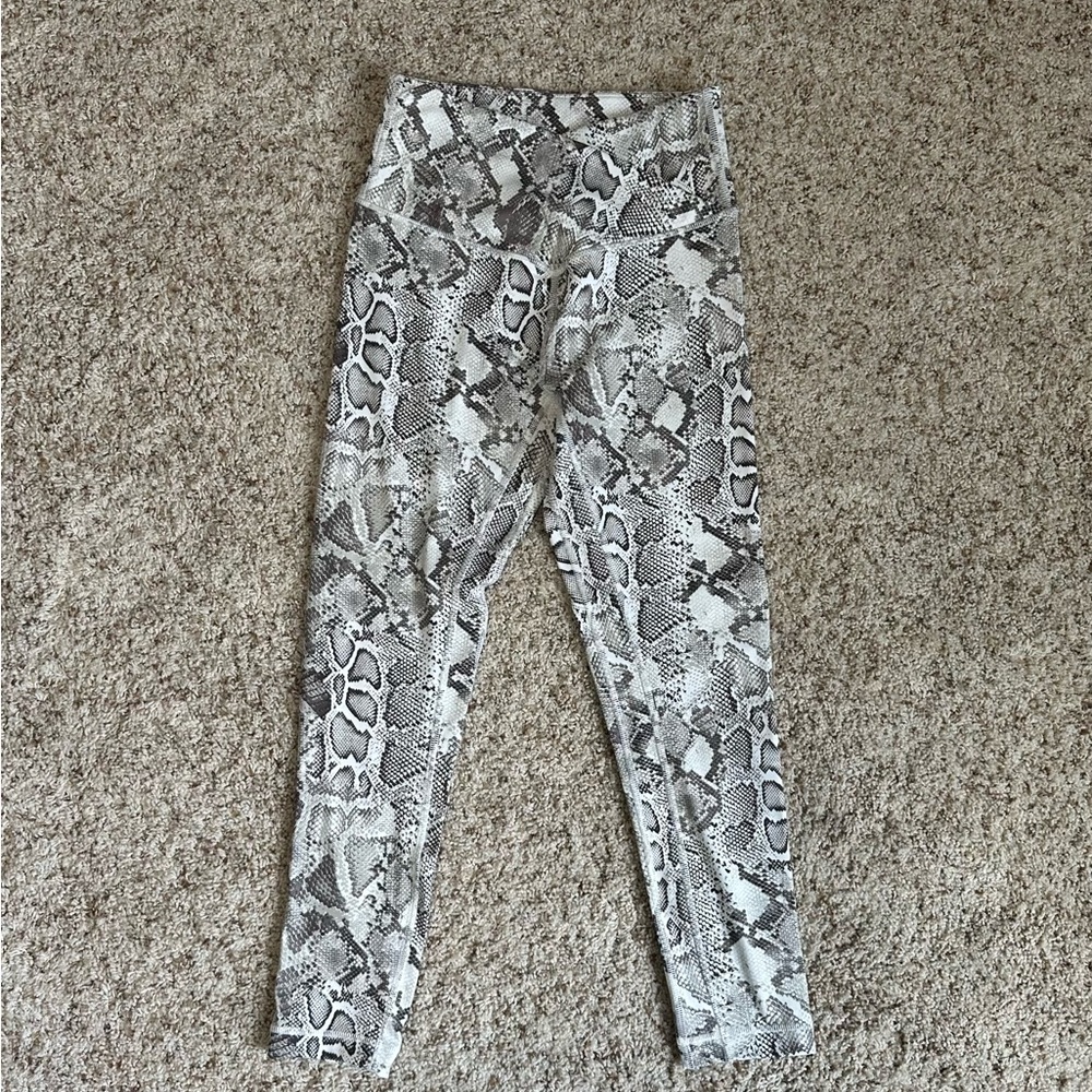 Victoria's Secret Women’s Natural Lizard Love Cloud Crossover Leggings. Size 6.